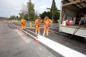BARVANJE TALNIH OZNAK PRI OŠ CERKNICA 02 FOTO LJUBO VUKELIČ